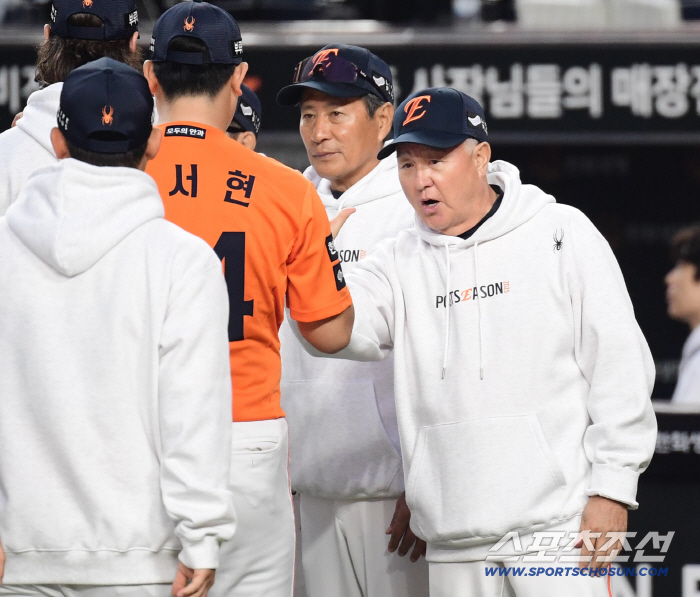 Let's have fun, that's all. An autumn playground for 21-year-old Kim Seo-hyun, a miracle of heart that only fills up when emptied (SC eyes) proved by Choi Won-tae