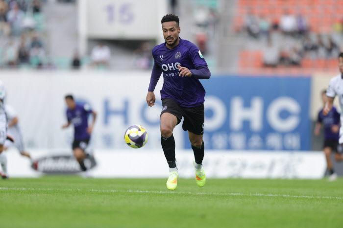  Mota, who scored multiple goals for the high-flying bomber, K League 1 round 33 MVP K League 2 is Lee Eui-hyung from Bucheon