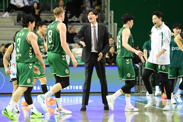  It's too bad to replace DB manager Kim Joo-sung's players. I chased the players to the end