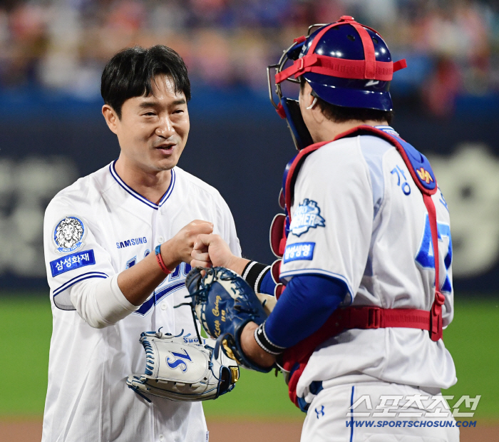  Cho Woojin and Kang Minho, high-five to pray for victory