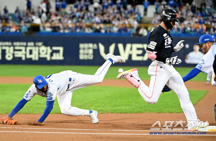  Diaz, who dropped the ball, threw it quickly