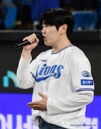  DK singing the national anthem for the 3rd round of PO