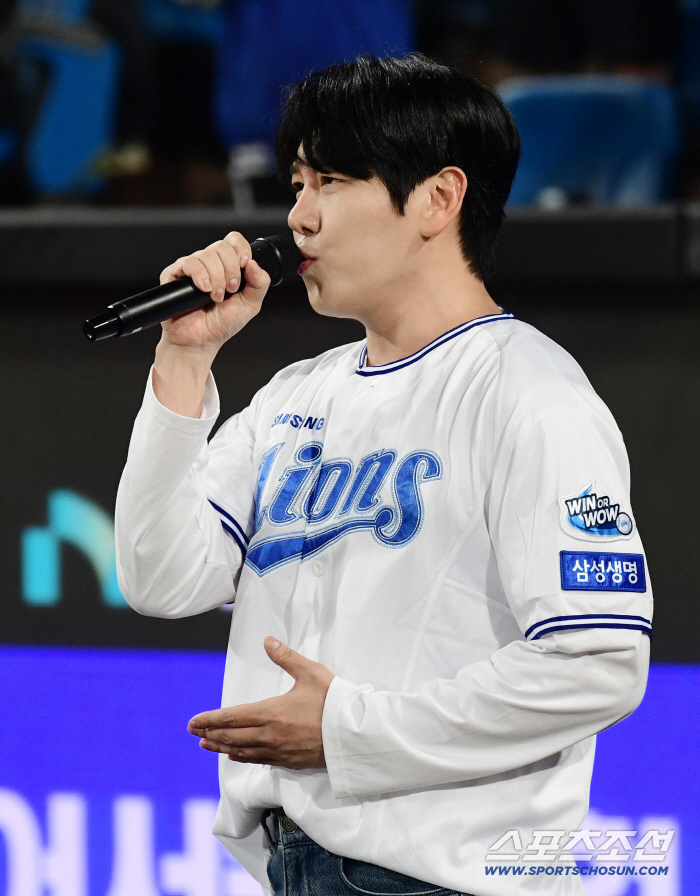  DK singing the national anthem for the 3rd round of PO