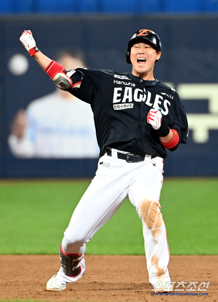  Ha Joo-seok cheers with an RBI double first!