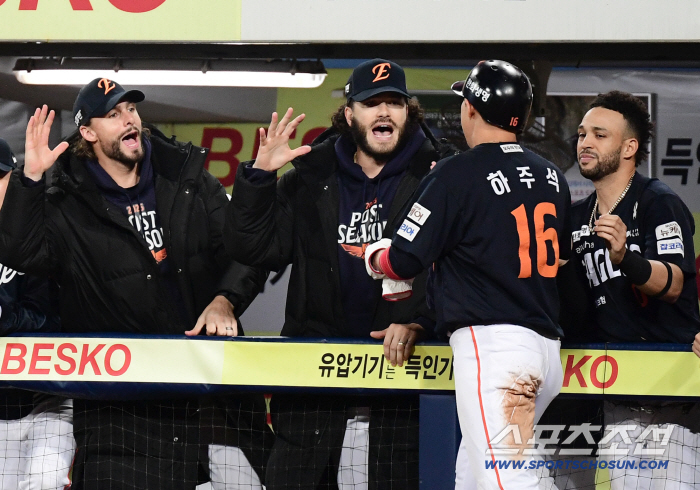  Ha Joo-seok hit a double and scored