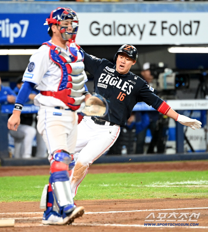  Ha Joo-seok scored a point following a timely hit