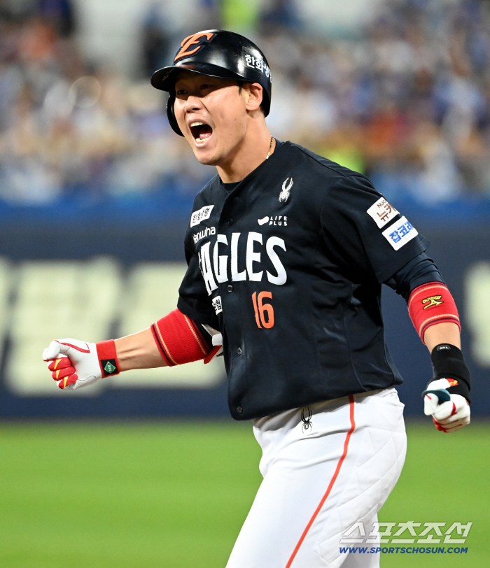  Ha Joo-seok succeeded in a surprise bunt!