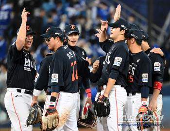  Hanwha caught the third round of the playoffs