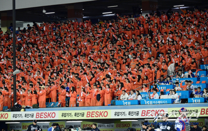  Hanwha Orange cheering squad looking for Lapak