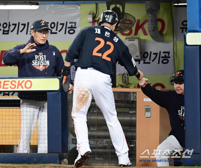  High-five with Chae Eun-sung, who scored the first goal for head coach Kim Kyung-moon