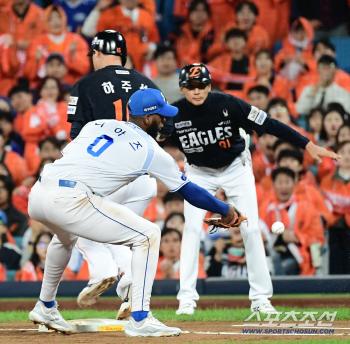  An infield hit to make Ha Joo-seok's chance