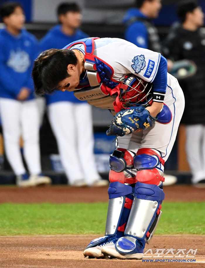  Kang Min-ho greets Hanwha coaching staff