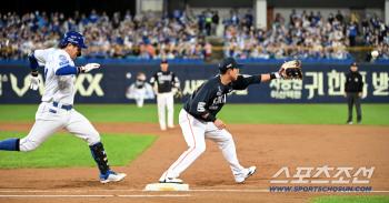  Kang Min-ho, safe with a sprint to first base!