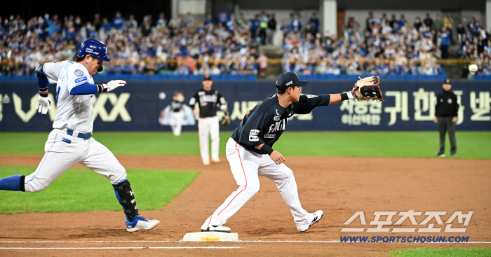  Kang Min-ho, safe with a sprint to first base!