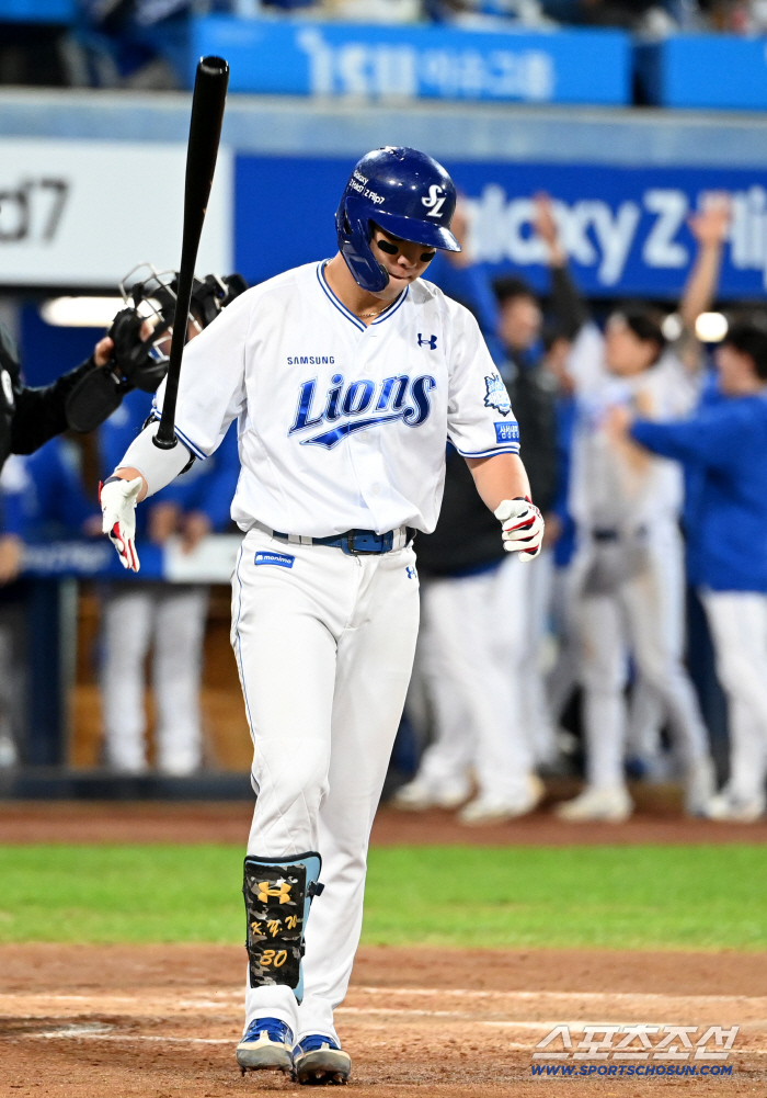 Kim Young-woong throwing the bat and turning the tables on a three-run blast!