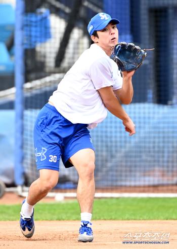  Kim Young-woong throws first base quickly and accurately