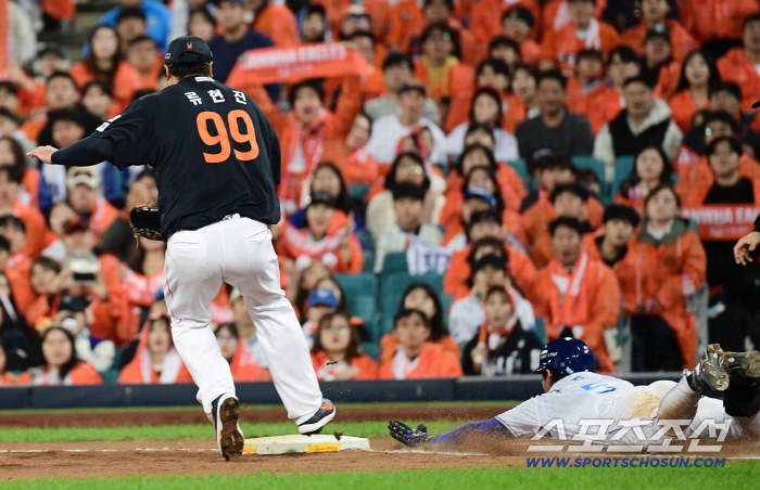  Koo Ja-wook hit the infield with a powerful sliding