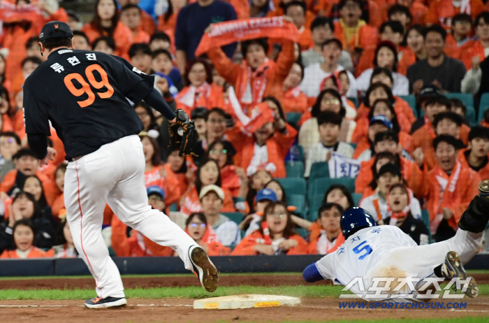  Koo Ja-wook made an infield hit with a sliding motion