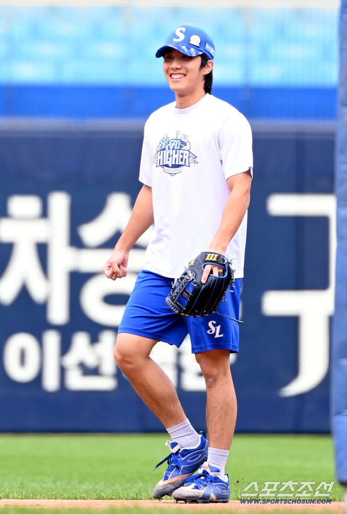  LEE JAE HYUN, smiling, feels good today as well