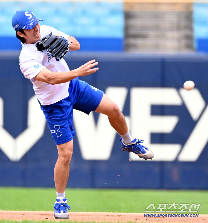  Lee Jae-hyun throws the ball to second base