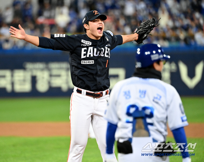 Moon Dong-ju cheers for the victory