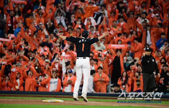  Moon Dong-ju grabs Game 3 and cheers with fans
