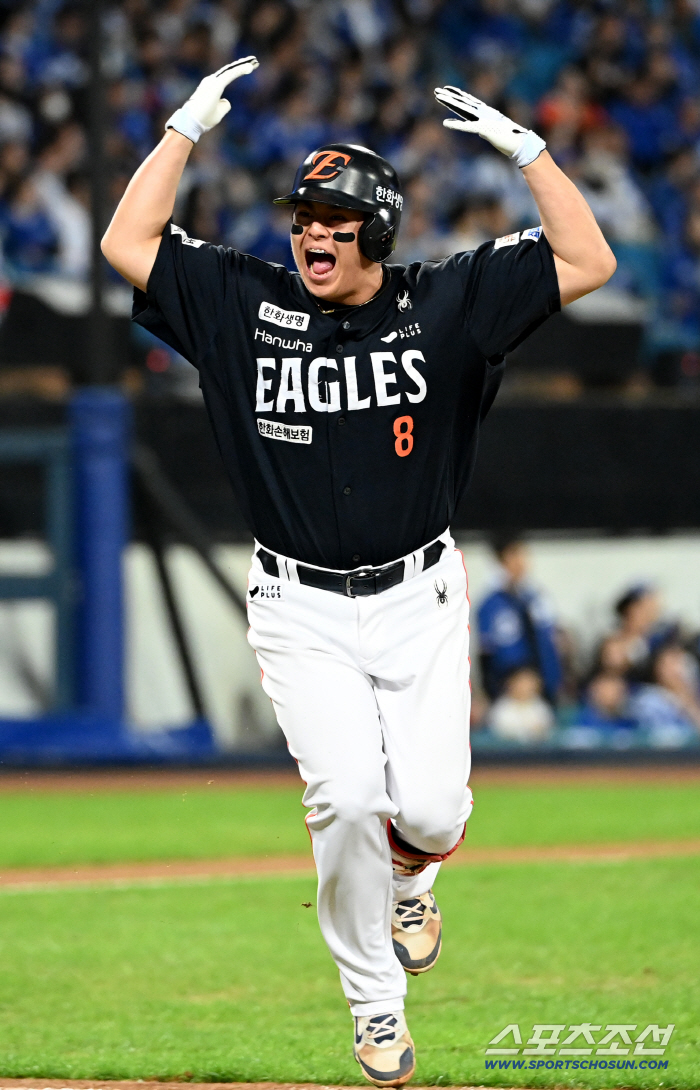  Noh Si-hwan jumps and cheers with a come-from-behind two-run shot