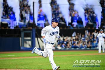  Park Byung-ho smiles at the hit