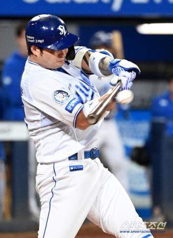  Pinch hitter Park Byung-ho and Moon Dong-ju hit the first pitch