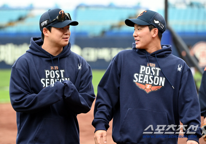 Roh Si Hwan Hwang Yeongmook, talking to each other