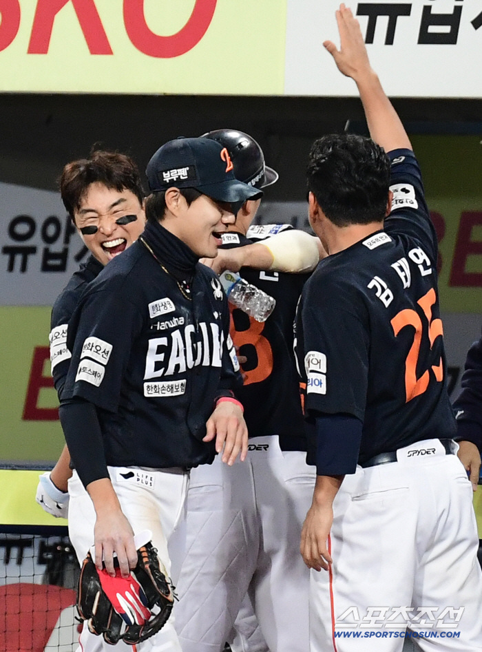  Son Ah-seop, Noh Si-hwan. Two-run shot from behind is the best