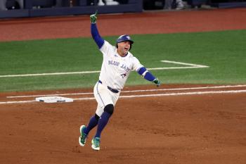 Seattle really can't sleep Toronto Blue Jays' three-run blast in the bottom of the seventh inning of Springer, 43rd. Seattle's first ever dream of advancing to the WS will fly away