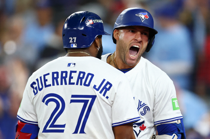 Seattle really can't sleep Toronto Blue Jays' three-run blast in the bottom of the seventh inning of Springer, 43rd. Seattle's first ever dream of advancing to the WS will fly away