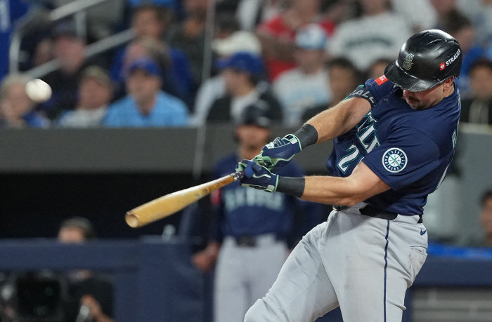 Seattle's first WS is seen, Raleigh's runaway home run bam! PS No. 5 Arch SEA 31 TOR (6th inning)