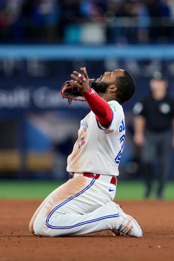 When the Dodgers played the last game, Toronto's scary backside, and Seattle was defeated with a three-point springer turnaround in Game 7. First time in 32 years to advance to WS
