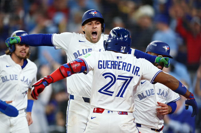 When the Dodgers played the last game, Toronto's scary backside, and Seattle was defeated with a three-point springer turnaround in Game 7. First time in 32 years to advance to WS