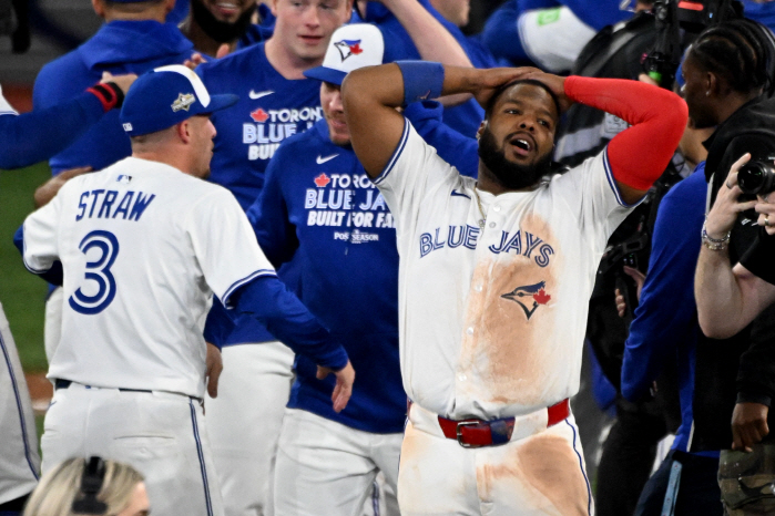 When the Dodgers played the last game, Toronto's scary backside, and Seattle was defeated with a three-point springer turnaround in Game 7. First time in 32 years to advance to WS