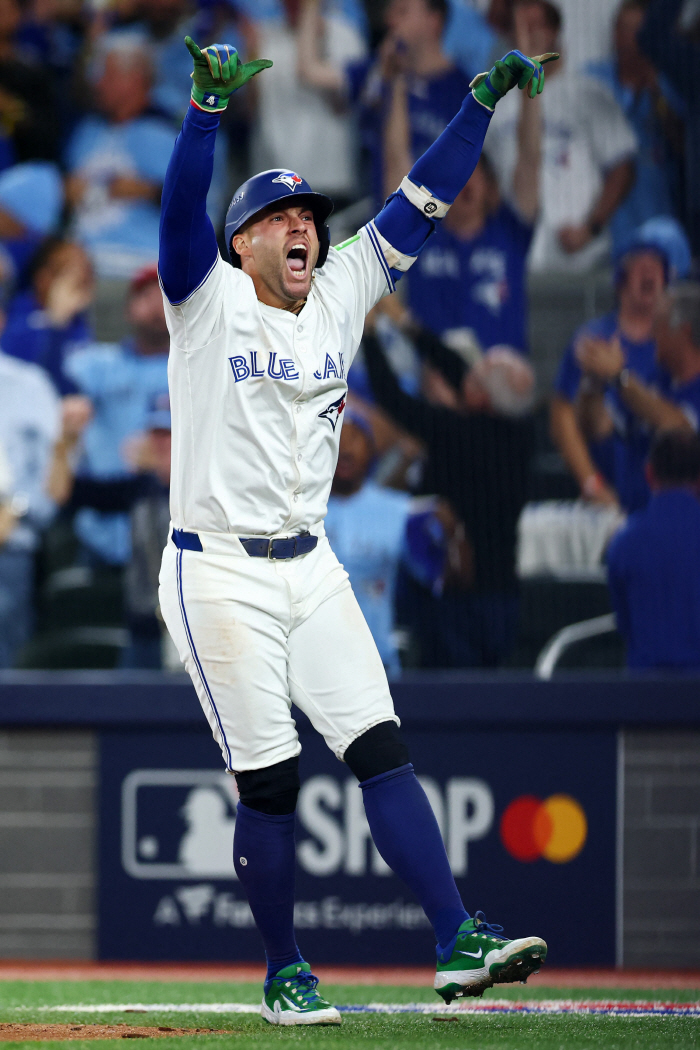 When the Dodgers played the last game, Toronto's scary backside, and Seattle was defeated with a three-point springer turnaround in Game 7. First time in 32 years to advance to WS