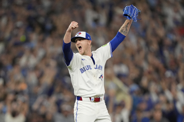 When the Dodgers played the last game, Toronto's scary backside, and Seattle was defeated with a three-point springer turnaround in Game 7. First time in 32 years to advance to WS