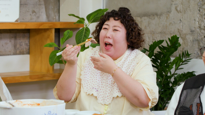 43-year-old Kim Min-kyung likes Koo Bon-seung oppa, confessing to Kim Sook, a good-looking girl (delivered)