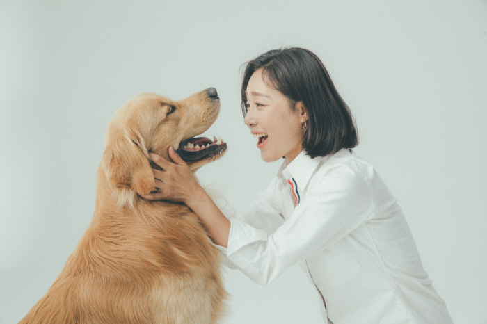 Actor Moon Jung-hee's life with Manu, a golden retriever who became a family...Photo Essay Manu Story Published
