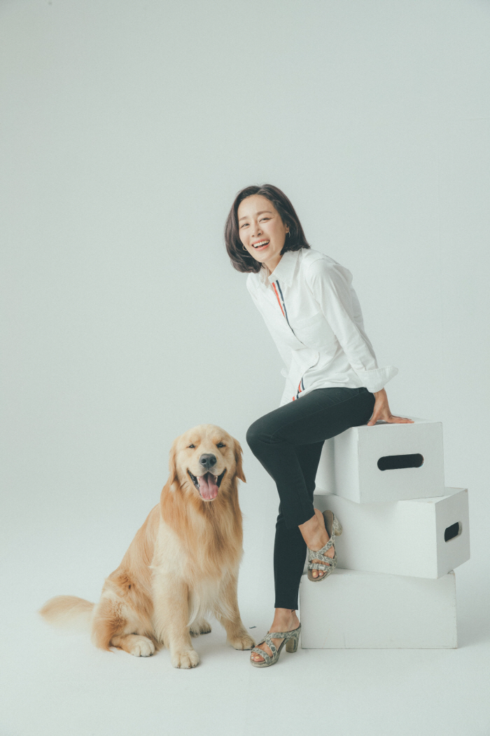 Actor Moon Jung-hee's life with Manu, a golden retriever who became a family...Photo Essay Manu Story Published