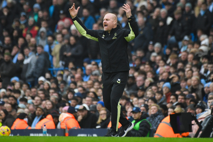 Are we going to go for a long time this time? Replaced twice already because of the eccentric owner. Nottingham Forest coach Sean Dyche appointed