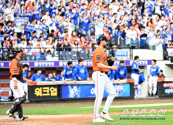 A brave wife is next to the autumnal man who pulled out his beard and destroyed everything I was going to quit baseball...