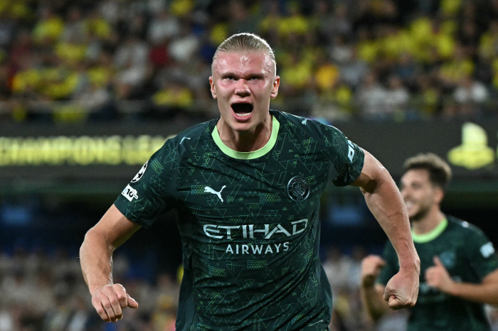 Can't even stop the monster Holan, who has scored in 12 consecutive official games...Shoulder to shoulder with Ronaldo in his heyday