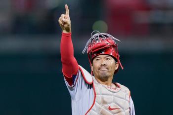 The catcher who received superstar Ohtani's ball four years ago...42-year-old Suzuki Angels head coach Ola without coaching experience, and Ohtani led the victory in 1,072 days