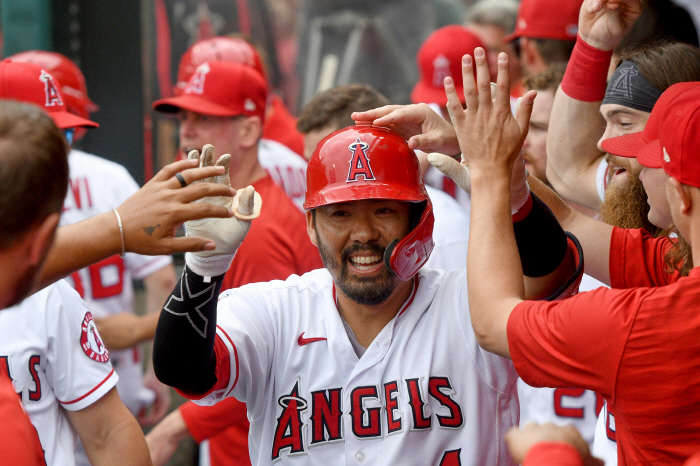 The catcher who received superstar Ohtani's ball four years ago...42-year-old Suzuki Angels head coach Ola without coaching experience, and Ohtani led the victory in 1,072 days