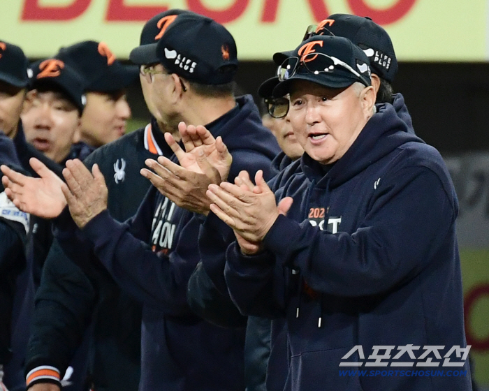 Don't hesitate, be bold... No. 4 hitter who looked through hawk's eyes, director Roh's eye for making the moment of game 3 of the series watershed