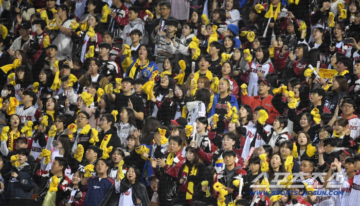 First base also has a glossy jumper, and third base also has a yellow towel. Jamsil filled 20,000 people with LG fans. Hanwha and Samsung finished preparation for the Korean Series with cheering songs