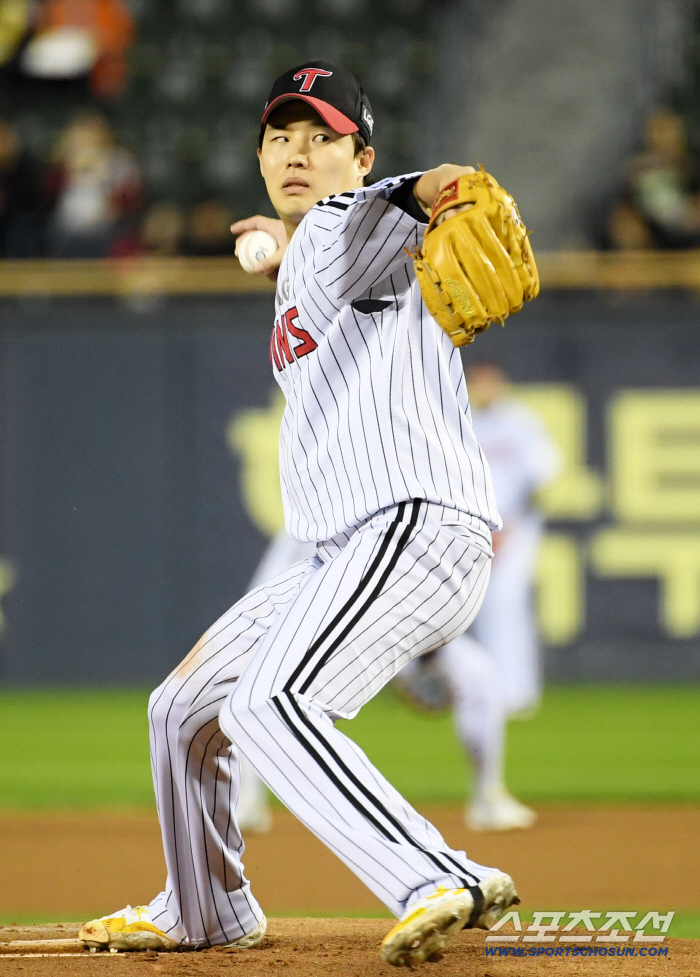 First base also has a glossy jumper, and third base also has a yellow towel. Jamsil filled 20,000 people with LG fans. Hanwha and Samsung finished preparation for the Korean Series with cheering songs